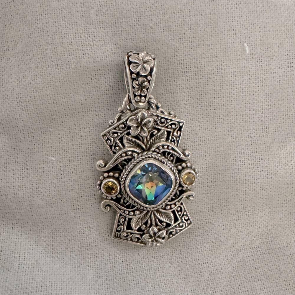 Pendant sterling silver with topaz stones.